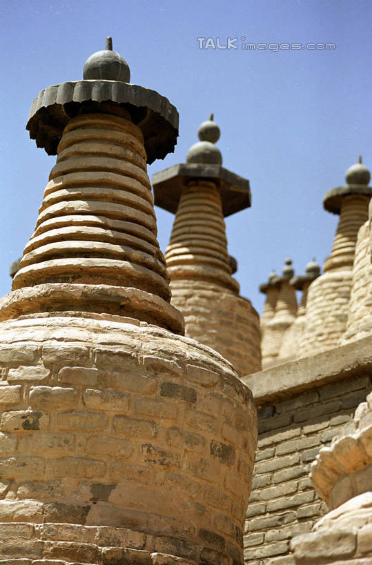 无人,竖图,室外,白天,仰视,旅游,度假,石头,名胜古迹,标志建筑,地标,建筑,中国,亚洲,阴影,遗迹,光线,石子,影子,塔,古迹,文物,娱乐,建设,古建筑,宝塔,佛塔,蓝色,蓝天,天空,阳光,天,享受,休闲,旅游胜地,放松,晴朗,古文明,东亚,宁夏,108塔,银川,万里无云,首府,中华人民共和国,西北地区,银川市,宁夏回族自治区,宁,浮图,浮屠,石块,晴空,晴空万里,彩图,低角度拍摄,塔婆,浮图塔,浮头,佛图,青铜峡拦河大坝,shzwj1