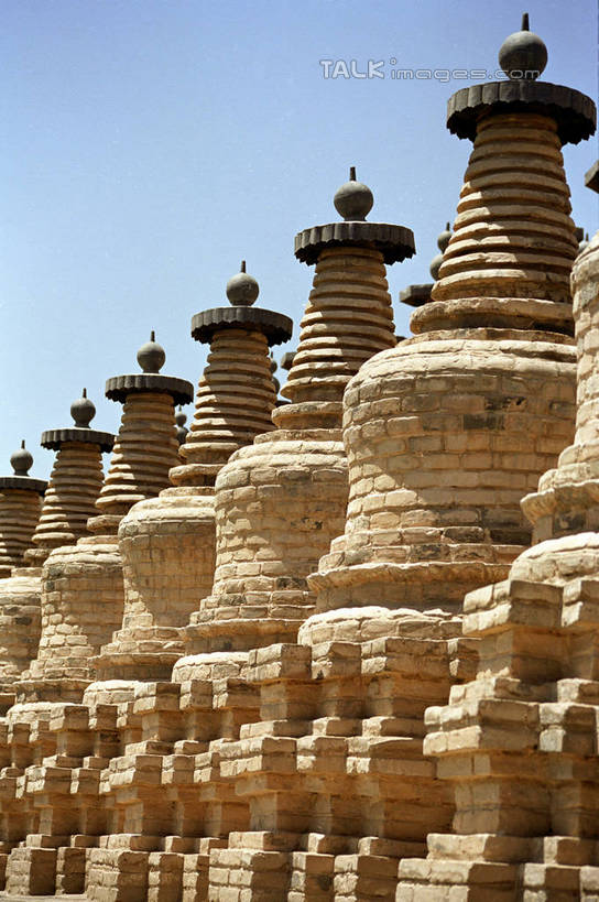 无人,竖图,室外,白天,仰视,旅游,度假,石头,名胜古迹,标志建筑,地标,建筑,中国,亚洲,阴影,遗迹,光线,石子,影子,塔,古迹,文物,娱乐,建设,古建筑,宝塔,佛塔,蓝色,蓝天,天空,阳光,天,享受,休闲,旅游胜地,放松,晴朗,古文明,东亚,宁夏,108塔,银川,万里无云,首府,中华人民共和国,西北地区,银川市,宁夏回族自治区,宁,浮图,浮屠,石块,晴空,晴空万里,彩图,低角度拍摄,塔婆,浮图塔,浮头,佛图,青铜峡拦河大坝,shzwj1