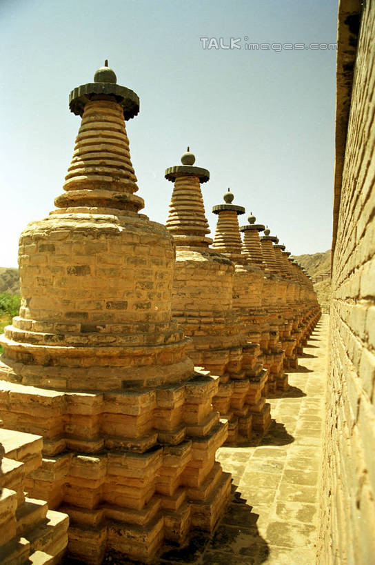 无人,竖图,室外,白天,仰视,旅游,度假,石头,名胜古迹,标志建筑,地标,建筑,中国,亚洲,阴影,遗迹,光线,石子,影子,塔,古迹,文物,娱乐,建设,古建筑,宝塔,佛塔,蓝色,蓝天,天空,阳光,天,享受,休闲,旅游胜地,放松,晴朗,古文明,东亚,宁夏,108塔,银川,万里无云,首府,中华人民共和国,西北地区,银川市,宁夏回族自治区,宁,浮图,浮屠,石块,晴空,晴空万里,彩图,低角度拍摄,塔婆,浮图塔,浮头,佛图,青铜峡拦河大坝,shzwj1