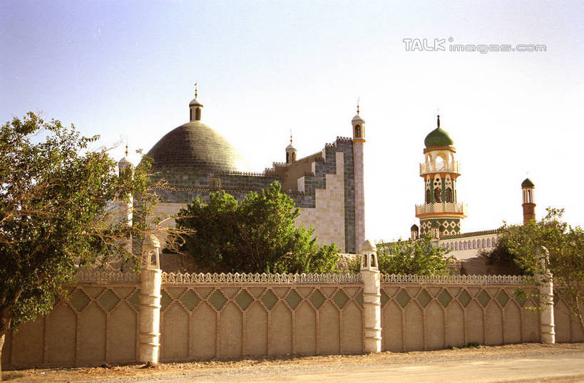 无人,横图,室外,白天,仰视,旅游,度假,石头,名胜古迹,植物,标志建筑,地标,建筑,中国,亚洲,阴影,节日,遗迹,光线,石子,影子,墙,古迹,文化,文物,娱乐,建设,古建筑,墙壁,墙面,树,树木,蓝色,绿色,蓝天,天空,阳光,自然,天,祈祷,享受,休闲,健康,旅游胜地,放松,许愿,宗教,信仰,生长,晴朗,成长,纪念,祈求,伊斯兰教,清真寺,古文明,东亚,宁夏,银川,万里无云,首府,中华人民共和国,西北地区,银川市,宁夏回族自治区,宁,平安,石块,晴空,晴空万里,彩图,低角度拍摄,兴庆,兴庆区,银川南关清真寺,shzwj1