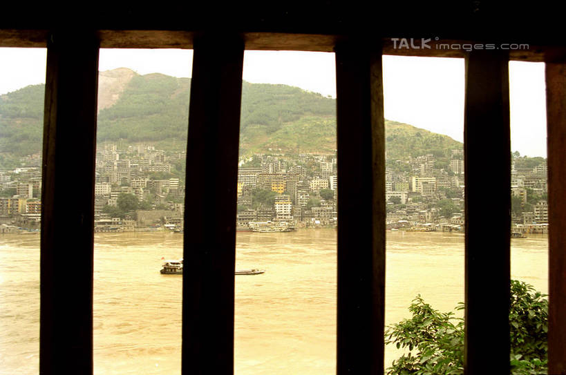 无人,寺庙,横图,室外,白天,正面,旅游,度假,湖,湖泊,石头,美景,名胜古迹,山,山脉,水,植物,标志建筑,地标,建筑,船,重庆,中国,亚洲,一排,阴影,节日,遗迹,整齐,光线,石子,影子,柱子,湖面,景观,山顶,山峰,水流,水面,木船,山峦,燃烧,古迹,文化,文物,娱乐,建设,古建筑,树,树木,排列,绿色,阳光,自然,香火,庙宇,交通工具,湖水,群山,祈祷,享受,休闲,健康,旅游胜地,景色,放松,许愿,宗教,信仰,生长,成长,纪念,祈求,舟,队列,自然风光,载具,古文明,东亚,张飞庙,中华人民共和国,西南地区,重庆市,渝,云阳县,颠峰,极峰,平安,石块,彩图,庙,寺,望江大道,张桓侯庙,shzwj1