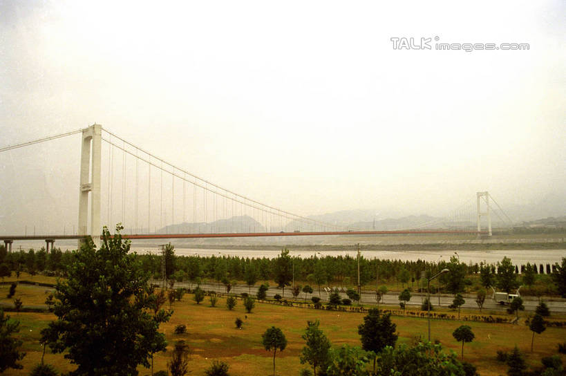 无人,横图,室外,白天,正面,度假,美景,植物,城市风光,城市,大桥,立交桥,桥梁,长江三峡,重庆,中国,亚洲,阴影,光线,影子,景观,高架,斜拉桥,桥,娱乐,树,树木,绿色,阳光,自然,享受,休闲,景色,放松,生长,成长,东亚,坛子岭,湖北,湖北省,中华人民共和国,西南地区,重庆市,渝,奉节县,巫山县,华中地区,鄂,宜昌,宜昌市,恩施,恩施州,恩施土家族苗族自治州,巴东县,彩图,白帝城,南津关,秭归,秭归县,长江三峡工程坛子岭旅游区,shzwj1