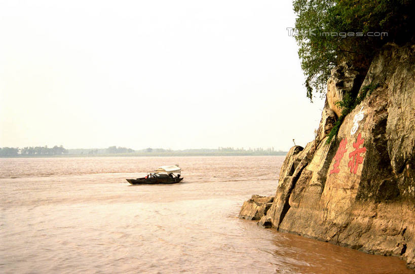 无人,横图,室外,白天,正面,旅游,度假,河流,石头,美景,山,山脉,水,植物,船,中国,亚洲,阴影,光线,石子,影子,河水,景观,山顶,山峰,水流,木船,山峦,娱乐,树,树木,绿色,阳光,自然,交通工具,群山,享受,休闲,景色,放松,生长,成长,舟,自然风光,载具,东亚,湖北,赤壁,湖北省,中华人民共和国,华中地区,鄂,颠峰,极峰,石块,彩图,赤壁市,shzwj1