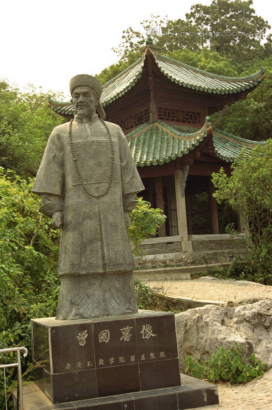 东方人,一个人,无人,站,竖图,室外,白天,正面,民族服装,旅游,度假,美景,植物,建筑,雕塑,中国,亚洲,仅一个男性,仅一个人,仅一个中年男性,阴影,服装,艺术,装饰,光线,标志,雕刻,雕像,瓦片,文字,影子,字符,亭子,屋顶,景观,顶棚,瓦,注视,黄种人,娱乐,标识,江西,树,树木,衣服,蓝色,绿色,蓝天,天空,阳光,自然,工艺品,天,观察,看,站着,享受,休闲,汉字,景色,放松,建造,服饰,生长,晴朗,成长,观看,纪念,美术,察看,衣着,穿着,关注,中文,自然风光,主题,陈列,东亚,屋瓦,石钟山,九江,江西省,万里无云,中华人民共和国,华东地区,功能,美学,国文,华文,赣,九江市,衣饰,男人,男性,中年男性,亚洲人,晴空,晴空万里,站立,彩图,全身,传统服装,民俗服,湖口,湖口县,shzwj1