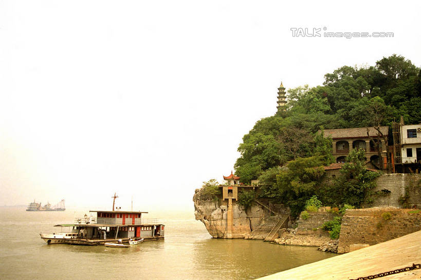 无人,家,横图,室外,白天,正面,旅游,度假,湖,湖泊,石头,美景,山,山脉,树林,水,植物,轮船,船,中国,亚洲,阴影,波纹,光线,石子,影子,房屋,屋子,湖面,景观,山顶,山峰,水流,水面,涟漪,山峦,娱乐,江西,楼房,住宅,树,树木,绿色,倒影,水纹,阳光,自然,交通工具,波浪,湖水,群山,享受,休闲,景色,放松,生长,成长,倒映,自然风光,载具,东亚,石钟山,九江,江西省,中华人民共和国,华东地区,水晕,赣,九江市,颠峰,极峰,反照,石块,彩图,房子,湖口,湖口县,shzwj1