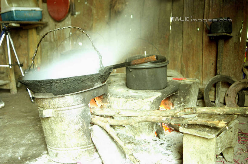 无人,家,木屋,横图,室内,白天,正面,烹饪,热情,厨具,火,金属制品,中国,亚洲,金属,炖锅,锅子,火焰,木材,燃烧,锅,住宅,木柴,木料,锅具,东亚,烹饪用具,湖南,八角寨,湖南省,中华人民共和国,华中地区,湘,邵阳,邵阳市,烹调用具,烹调,彩图,茅舍,茅屋,棚屋,小木屋,小屋,新宁县,shzwj1