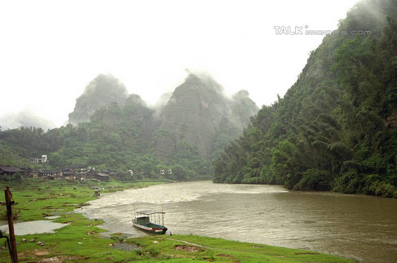 无人,横图,室外,白天,正面,旅游,度假,河流,石头,美景,山,山脉,水,雾,船,中国,亚洲,阴影,波纹,朦胧,模糊,光线,石子,影子,河水,景观,山顶,山峰,水流,木船,涟漪,山峦,娱乐,倒影,水纹,阳光,自然,交通工具,波浪,群山,享受,休闲,景色,放松,迷雾,倒映,舟,自然风光,载具,东亚,湖南,八角寨,湖南省,中华人民共和国,水晕,华中地区,湘,邵阳,邵阳市,颠峰,极峰,反照,石块,大雾,彩图,新宁县,shzwj1
