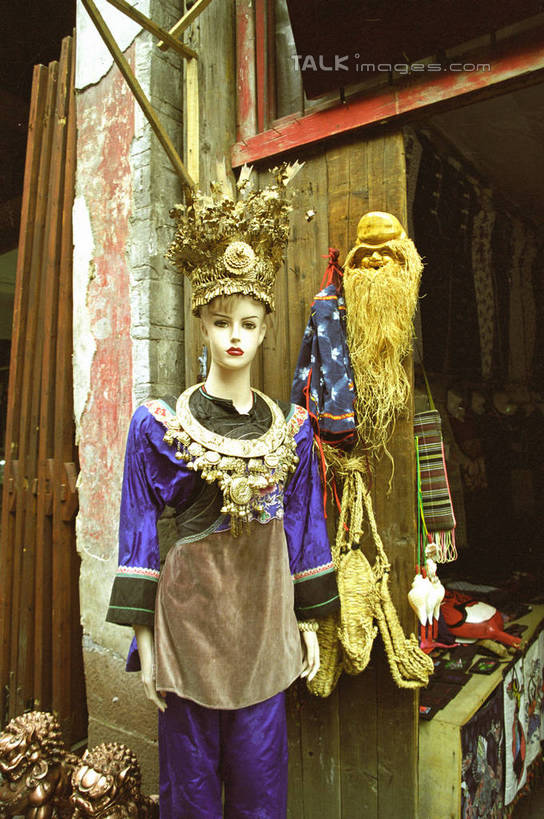 无人,商店,竖图,室外,白天,正面,民族服装,购物,消费,超市,中国,亚洲,服装,凤凰,人造模特,衣服,金融,百货,服饰,道具,衣着,服装店,穿着,选购,贸易,百货公司,东亚,服装模特,服饰店,模特道具,湖南,湖南省,凤凰古城,时装道具,展示道具,服装模特道具,陈列道具,中华人民共和国,血拼,华中地区,湘,衣饰,凤凰县,彩图,传统服装,民俗服,购物商场,购物中心,商业中心,shzwj1