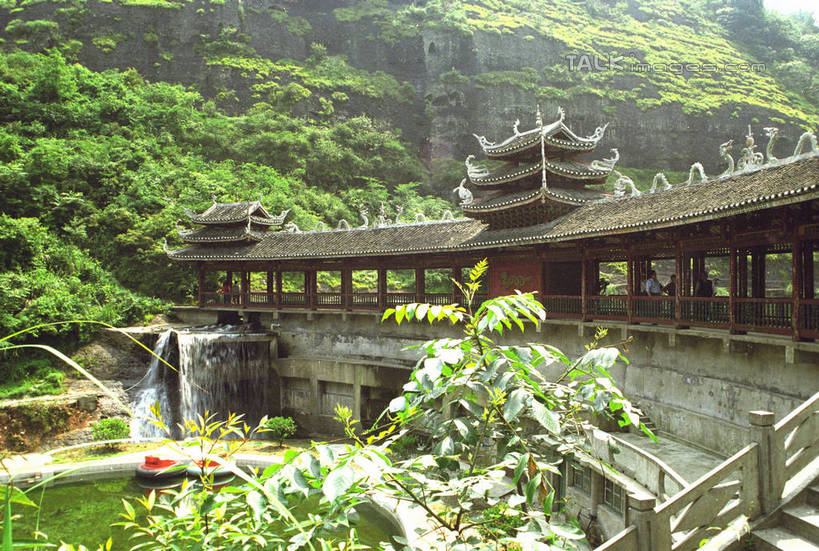 无人,栏杆,横图,室外,白天,正面,旅游,度假,石头,美景,森林,山,山脉,树林,植物,楼梯,建筑,中国,亚洲,阴影,光线,扶手,石子,瓦片,影子,阶梯,屋顶,景观,山顶,山峰,走道,走廊,过道,山峦,顶棚,瓦,娱乐,护栏,台阶,树,树木,绿色,阳光,自然,群山,享受,休闲,景色,放松,建造,生长,成长,自然风光,东亚,屋瓦,湖南,湘西,廊桥,湖南省,中华人民共和国,华中地区,湘,湘西州,湘西土家族苗族自治州,颠峰,极峰,蜈蚣桥,石块,虹桥,彩图,shzwj1