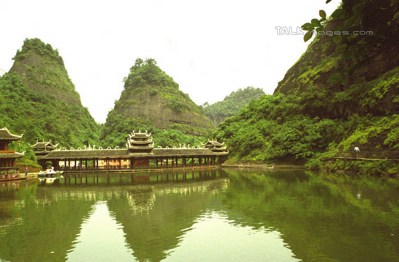 无人,横图,室外,白天,正面,旅游,度假,湖,湖泊,石头,美景,森林,山,山脉,树林,水,植物,中国,亚洲,阴影,波纹,光线,石子,影子,湖面,景观,山顶,山峰,水流,水面,走道,走廊,过道,涟漪,山峦,娱乐,树,树木,绿色,倒影,水纹,阳光,自然,波浪,湖水,群山,享受,休闲,景色,放松,生长,成长,倒映,自然风光,东亚,湖南,湘西,廊桥,湖南省,中华人民共和国,水晕,华中地区,湘,湘西州,湘西土家族苗族自治州,颠峰,极峰,反照,蜈蚣桥,石块,虹桥,彩图,shzwj1