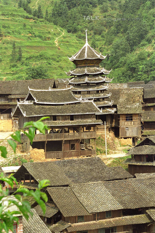 无人,家,竖图,室外,白天,正面,旅游,度假,石头,美景,名胜古迹,森林,山,山脉,树林,植物,标志建筑,地标,建筑,中国,亚洲,阴影,遗迹,光线,石子,瓦片,影子,房屋,屋顶,屋子,景观,山峰,山峦,顶棚,瓦,古迹,文物,娱乐,建设,古建筑,楼房,住宅,树,树木,绿色,阳光,自然,群山,享受,休闲,旅游胜地,景色,放松,建造,生长,成长,广西,柳州,自然风光,古文明,东亚,屋瓦,三江,广西壮族自治区,中华人民共和国,桂,华南地区,柳州市,石块,彩图,房子,三江侗族自治县,三江鼓楼,shzwj1