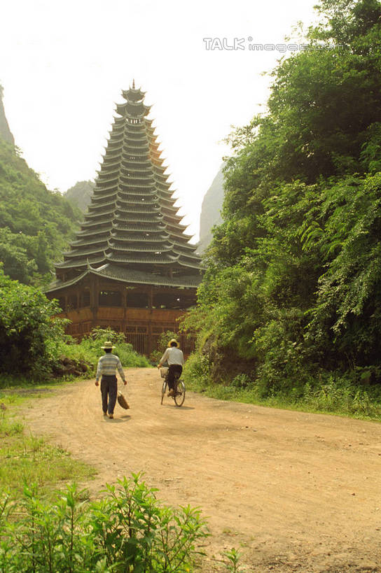 东方人,两个人,走,竖图,室外,白天,旅游,度假,石头,美景,名胜古迹,森林,山,山脉,树林,植物,标志建筑,道路,地标,建筑,路,中国,亚洲,阴影,服装,遗迹,光线,石子,瓦片,影子,屋顶,景观,山顶,山峰,小路,交通,山峦,顶棚,瓦,休闲装,黄种人,古迹,文物,娱乐,建设,古建筑,树,树木,背面,衣服,绿色,阳光,自然,群山,享受,休闲,休闲服,旅游胜地,景色,放松,建造,服饰,乡间小路,生长,成长,广西,柳州,自然风光,古文明,东亚,屋瓦,三江,广西壮族自治区,中华人民共和国,桂,华南地区,柳州市,颠峰,极峰,男人,男性,年轻男性,年轻女性,女人,女性,亚洲人,石块,步行,散步,走路,彩图,全身,三江侗族自治县,三江鼓楼,shzwj1