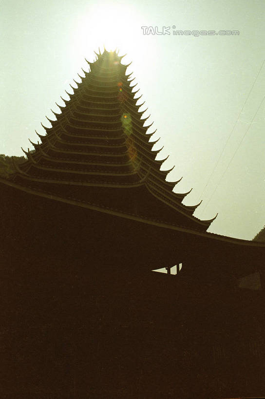 无人,竖图,室外,白天,仰视,旅游,度假,美景,名胜古迹,日落,标志建筑,地标,建筑,中国,亚洲,阴影,遗迹,光线,瓦片,影子,屋顶,景观,晚霞,霞光,落日,顶棚,瓦,古迹,文物,娱乐,建设,古建筑,阳光,自然,黄昏,享受,休闲,旅游胜地,景色,彩霞,放松,建造,广西,柳州,自然风光,古文明,东亚,屋瓦,三江,广西壮族自治区,中华人民共和国,桂,华南地区,柳州市,夕照,薄暮,夕阳,彩图,低角度拍摄,傍晚,三江侗族自治县,三江鼓楼,斜阳,shzwj1