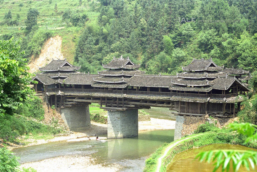 无人,横图,室外,白天,正面,旅游,度假,河流,石头,美景,森林,沙滩,山,山脉,树林,水,植物,建筑,中国,亚洲,阴影,光线,沙子,石子,瓦片,影子,屋顶,河岸,河水,河滩,景观,山顶,山峰,水流,沙地,山峦,顶棚,瓦,娱乐,树,树木,绿色,阳光,自然,群山,享受,休闲,景色,放松,建造,生长,成长,自然风光,东亚,屋瓦,湖南,湘西,廊桥,湖南省,中华人民共和国,华中地区,湘,湘西州,湘西土家族苗族自治州,颠峰,极峰,蜈蚣桥,石块,虹桥,彩图,shzwj1