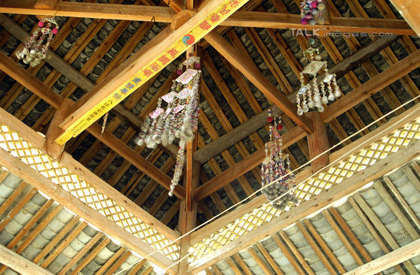 无人,横图,室内,白天,仰视,旅游,度假,幸福,运气,名胜古迹,标志建筑,地标,建筑,风铃,中国,亚洲,吊挂,悬挂,遗迹,装饰,屋顶,挂,顶棚,古迹,文物,娱乐,建设,古建筑,祈祷,祈福,享受,休闲,旅游胜地,放松,警示,许愿,广西,柳州,华丽,修饰,祈求,吉祥,点缀,平和,问候,古文明,东亚,警惕,三江,广西壮族自治区,中华人民共和国,桂,华南地区,衬托,美观,雅致,雅观,思念,想念,玉振,柳州市,幸运,占风铎,彩图,低角度拍摄,三江侗族自治县,shzwj1