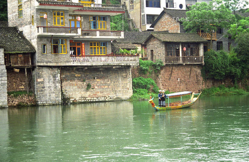 无人,家,横图,室外,白天,正面,旅游,度假,河流,名胜古迹,水,植物,标志建筑,地标,建筑,船,中国,亚洲,阴影,波纹,遗迹,光线,凤凰,影子,房屋,屋子,河水,水流,木船,涟漪,古迹,文物,娱乐,建设,古建筑,楼房,住宅,树,树木,绿色,倒影,水纹,阳光,自然,交通工具,波浪,享受,休闲,旅游胜地,放松,生长,成长,倒映,舟,载具,古文明,东亚,湖南,湖南省,凤凰古城,中华人民共和国,水晕,华中地区,湘,反照,凤凰县,彩图,房子,shzwj1