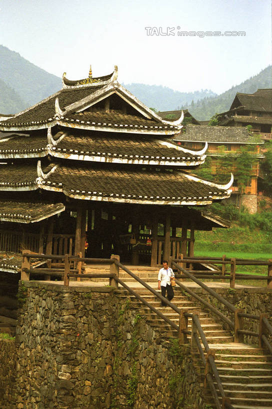 无人,栏杆,竖图,室外,白天,正面,旅游,度假,草地,草坪,石头,美景,名胜古迹,山,山脉,植物,楼梯,标志建筑,地标,建筑,中国,亚洲,阴影,遗迹,光线,凤凰,扶手,石子,瓦片,影子,阶梯,屋顶,景观,山顶,山峰,山峦,顶棚,瓦,古迹,文物,娱乐,建设,古建筑,护栏,台阶,草,树,树木,绿色,阳光,自然,群山,享受,休闲,旅游胜地,景色,放松,建造,生长,成长,自然风光,古文明,东亚,屋瓦,湖南,廊桥,湖南省,凤凰古城,中华人民共和国,华中地区,湘,颠峰,极峰,凤凰县,蜈蚣桥,石块,虹桥,彩图,shzwj1