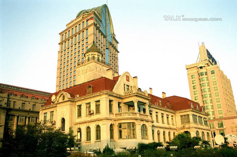 无人,高楼大厦,横图,室外,白天,仰视,度假,美景,植物,窗户,城市风光,标志建筑,城市,大厦,地标,建筑,摩天大楼,上海,中国,亚洲,一排,许多,阴影,整齐,并列,并排,光线,影子,墙,景观,很多,娱乐,建设,虹口区,玻璃窗,墙壁,墙面,树,树木,排列,蓝色,绿色,蓝天,天空,阳光,自然,天,享受,休闲,景色,放松,生长,晴朗,成长,申,队列,平行,东亚,上海市,黄浦路,俄罗斯联邦驻上海总领事馆,万里无云,中华人民共和国,沪,华东地区,晴空,晴空万里,彩图,低角度拍摄,大楼,高层建筑,高楼,摩天楼,shzwj1