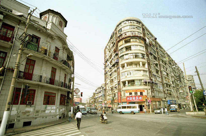 东方人,高楼大厦,走,横图,室外,白天,仰视,度假,美景,城市风光,城市,大厦,道路,建筑,路,摩天大楼,公路,汽车,上海,中国,亚洲,行人,游客,游人,阴影,服装,电力,光线,电线,线,影子,景观,电能,交通,许多人,线路,注视,休闲装,黄种人,娱乐,建设,虹口区,路人,旅客,车,衣服,蓝色,蓝天,天空,阳光,交通工具,轿车,天,观察,看,一群人,享受,休闲,休闲服,景色,放松,服饰,晴朗,观看,电,电源,电源线,申,察看,关注,载具,能量,东亚,河滨大楼,上海市,万里无云,中华人民共和国,沪,华东地区,过客,男人,男性,年轻男性,年轻女性,女人,女性,亚洲人,晴空,晴空万里,马路,步行,散步,走路,彩图,低角度拍摄,全身,大楼,高层建筑,高楼,摩天楼,北苏州路,shzwj1