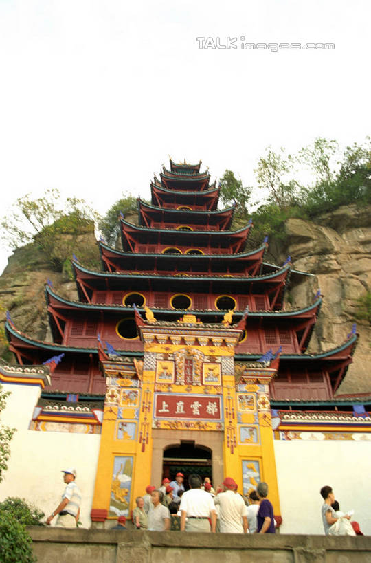 无人,寺庙,竖图,室外,白天,仰视,旅游,度假,美景,名胜古迹,山,山脉,树林,植物,标志建筑,地标,建筑,雕塑,重庆,中国,亚洲,阴影,节日,遗迹,艺术,装饰,光线,标志,雕刻,牌匾,瓦片,文字,影子,字符,屋顶,景观,山顶,山峰,山峦,燃烧,顶棚,瓦,古迹,文化,文物,娱乐,标识,建设,古建筑,树,树木,绿色,阳光,自然,香火,工艺品,庙宇,群山,祈祷,享受,休闲,健康,汉字,旅游胜地,景色,放松,许愿,宗教,建造,信仰,生长,成长,纪念,祈求,美术,中文,自然风光,主题,陈列,古文明,东亚,屋瓦,忠县,石宝寨,中华人民共和国,西南地区,功能,美学,国文,华文,重庆市,渝,颠峰,极峰,平安,彩图,低角度拍摄,庙,寺,shzwj1