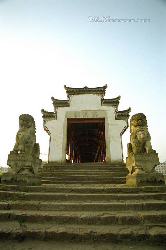 无人,栏杆,竖图,室外,白天,仰视,旅游,度假,名胜古迹,楼梯,标志建筑,地标,建筑,哺乳动物,野生动物,狮子,雕塑,中国,亚洲,阴影,遗迹,艺术,装饰,光线,雕刻,雕像,扶手,影子,阶梯,古迹,文物,娱乐,建设,古建筑,浙江,护栏,台阶,浙江省,蓝色,蓝天,天空,阳光,动物,工艺品,天,享受,休闲,旅游胜地,放松,晴朗,纪念,美术,主题,凶猛,陈列,古文明,东亚,武义,熟溪桥,万里无云,中华人民共和国,华东地区,浙,功能,美学,金华,金华市,残暴,凶残,晴空,晴空万里,彩图,低角度拍摄,全身,武义江,武义县,shzwj1