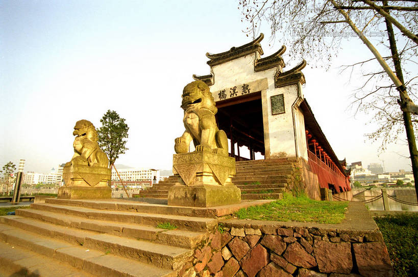 无人,栏杆,横图,室外,白天,仰视,旅游,度假,名胜古迹,楼梯,标志建筑,地标,建筑,哺乳动物,野生动物,狮子,雕塑,中国,亚洲,阴影,遗迹,艺术,装饰,光线,雕刻,雕像,扶手,影子,阶梯,古迹,文物,娱乐,建设,古建筑,浙江,护栏,台阶,浙江省,蓝色,蓝天,天空,阳光,动物,工艺品,天,享受,休闲,旅游胜地,放松,晴朗,纪念,美术,主题,凶猛,陈列,古文明,东亚,武义,熟溪桥,万里无云,中华人民共和国,华东地区,浙,功能,美学,金华,金华市,残暴,凶残,晴空,晴空万里,彩图,低角度拍摄,全身,武义江,武义县,shzwj1