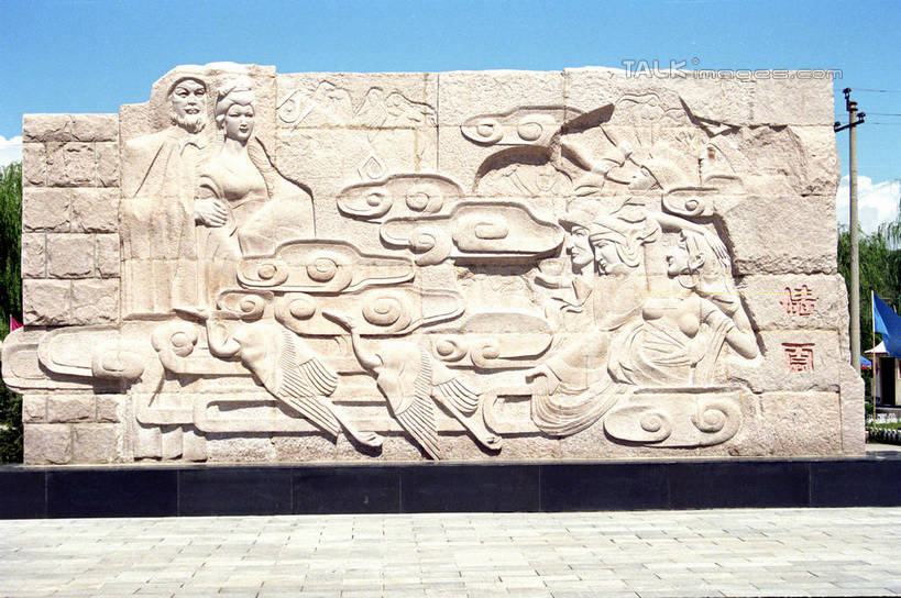 无人,横图,室外,白天,正面,旅游,度假,绘画,名胜古迹,植物,标志建筑,地标,建筑,雕塑,中国,亚洲,阴影,遗迹,艺术,装饰,光线,雕刻,雕像,浮雕,影子,云,云朵,云彩,古迹,文化,文物,娱乐,建设,古建筑,树,树木,蓝色,绿色,白云,蓝天,天空,阳光,自然,工艺品,天,享受,休闲,旅游胜地,放松,蒙,生长,晴朗,成长,纪念,美术,主题,陈列,古文明,东亚,内蒙古,呼和浩特,首府,中华人民共和国,华北地区,功能,美学,内蒙古自治区,呼和浩特市,玉泉区,晴空,画画,彩图,浅浮雕,大召寺,shzwj1