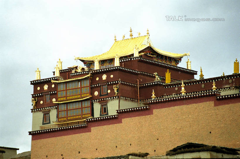 无人,横图,室外,白天,仰视,旅游,度假,名胜古迹,标志建筑,地标,建筑,中国,亚洲,阴影,遗迹,光线,瓦片,影子,墙,屋顶,云,云朵,云彩,顶棚,瓦,古迹,文物,娱乐,建设,古建筑,墙壁,墙面,蓝色,白云,蓝天,天空,阳光,天,享受,休闲,旅游胜地,放松,建造,四川省,晴朗,古文明,东亚,屋瓦,四川,稻城,甘孜藏族自治州,中华人民共和国,西南地区,川,甘孜,甘孜州,晴空,彩图,低角度拍摄,稻城县,shzwj1