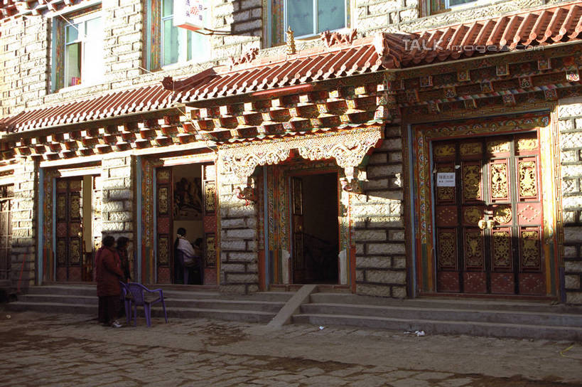 无人,家,横图,室外,白天,正面,旅游,度假,名胜古迹,窗户,标志建筑,地标,建筑,中国,亚洲,一排,阴影,遗迹,整齐,光线,瓦片,影子,房屋,屋顶,屋子,顶棚,瓦,古迹,文物,娱乐,建设,古建筑,楼房,玻璃窗,住宅,排列,阳光,享受,休闲,旅游胜地,放松,建造,四川省,队列,古文明,东亚,屋瓦,四川,稻城,甘孜藏族自治州,中华人民共和国,西南地区,川,甘孜,甘孜州,彩图,房子,稻城县,shzwj1