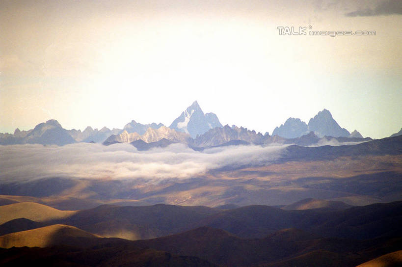 无人,横图,室外,白天,正面,旅游,度假,石头,美景,日落,山,山脉,中国,亚洲,阴影,光线,石子,影子,景观,山顶,山峰,晚霞,霞光,落日,山峦,娱乐,阳光,自然,黄昏,群山,享受,休闲,景色,彩霞,放松,四川省,自然风光,东亚,四川,稻城,甘孜藏族自治州,中华人民共和国,西南地区,川,甘孜,甘孜州,颠峰,极峰,夕照,薄暮,石块,夕阳,彩图,傍晚,稻城县,斜阳,shzwj1