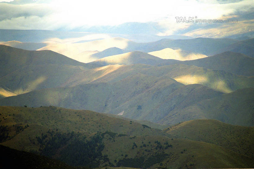 无人,横图,俯视,室外,白天,旅游,度假,草地,草坪,石头,美景,日落,山,山脉,植物,中国,亚洲,阴影,光线,石子,影子,景观,山顶,山峰,晚霞,霞光,落日,山峦,娱乐,草,绿色,阳光,自然,黄昏,群山,享受,休闲,景色,彩霞,放松,四川省,自然风光,东亚,四川,稻城,甘孜藏族自治州,中华人民共和国,西南地区,川,甘孜,甘孜州,颠峰,极峰,夕照,薄暮,石块,夕阳,彩图,高角度拍摄,傍晚,稻城县,斜阳,shzwj1