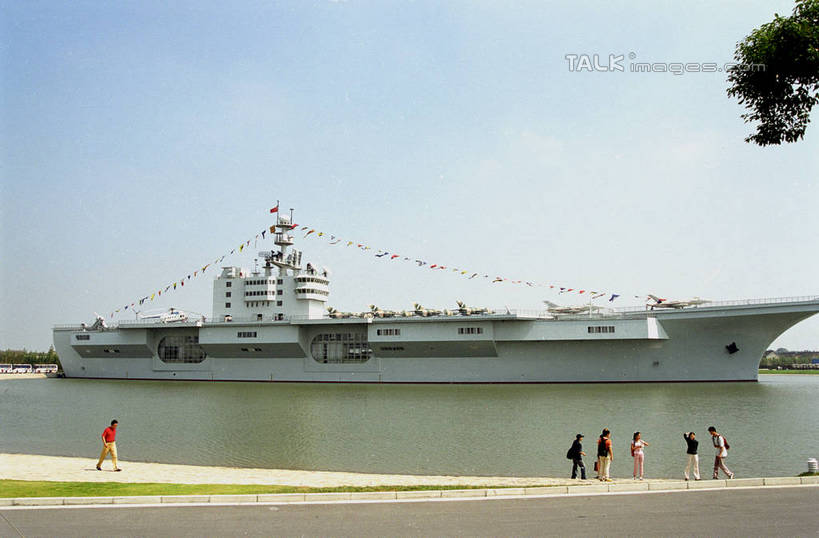 东方人,站,横图,室外,白天,正面,旅游,度假,河流,水,植物,标志建筑,地标,建筑,船,上海,中国,亚洲,行人,游客,游人,阴影,波纹,服装,光线,影子,河水,水流,涟漪,许多人,注视,休闲装,黄种人,娱乐,建设,路人,旅客,树,树木,衣服,蓝色,绿色,倒影,蓝天,水纹,天空,阳光,自然,波浪,天,观察,看,站着,一群人,享受,休闲,休闲服,旅游胜地,放松,服饰,军舰,东方绿舟,生长,晴朗,成长,观看,甲板,申,察看,倒映,关注,航母,青浦区,战舰,东亚,航空母舰,飞行甲板,军用战舰,上海市,战船,万里无云,中华人民共和国,沪,华东地区,水晕,空母,载机巡洋舰,反照,过客,男人,男性,年轻男性,年轻女性,女人,女性,亚洲人,晴空,晴空万里,站立,彩图,全身,shzwj1