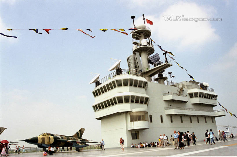 东方人,站,横图,室外,白天,仰视,旅游,度假,标志建筑,地标,建筑,船,旗帜,上海,中国,亚洲,行人,游客,游人,阴影,服装,光线,影子,云,云朵,许多人,云彩,注视,休闲装,黄种人,娱乐,旗子,建设,路人,旅客,衣服,蓝色,白云,蓝天,天空,阳光,天,观察,看,站着,一群人,享受,休闲,休闲服,旅游胜地,放松,服饰,军舰,东方绿舟,晴朗,观看,甲板,申,察看,关注,航母,青浦区,战舰,东亚,航空母舰,飞行甲板,军用战舰,上海市,战船,中华人民共和国,沪,华东地区,旌旗,旗号,空母,载机巡洋舰,过客,男人,男性,年轻男性,年轻女性,女人,女性,亚洲人,晴空,站立,半身,彩图,低角度拍摄,shzwj1