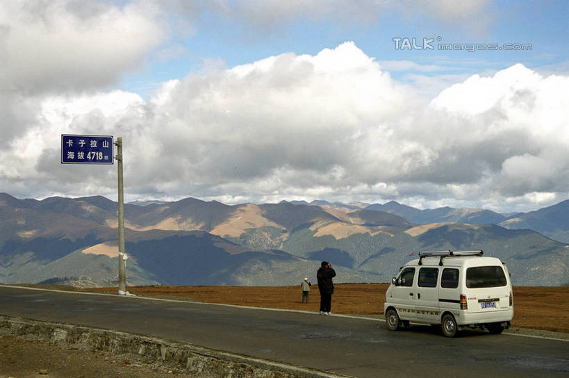 东方人,一个人,站,横图,室外,白天,旅游,度假,草地,草原,草坪,石头,美景,山,山脉,植物,道路,路,指示牌,公路,汽车,中国,亚洲,仅一个男性,仅一个人,行人,游客,游人,阴影,服装,枯萎,光线,标志,石子,文字,影子,荒野,景观,旷野,山顶,山峰,云,云朵,热带,交通,面包车,山峦,云彩,休闲装,黄种人,娱乐,标识,路人,旅客,车,草,仅一个年轻男性,背面,衣服,蓝色,白云,蓝天,天空,阳光,自然,交通工具,群山,天,站着,享受,休闲,休闲服,景色,放松,服饰,四川省,晴朗,死亡,自然风光,载具,原野,荒原,东亚,四川,卡子拉山,甘孜藏族自治州,理塘县,中华人民共和国,西南地区,川,甘孜,甘孜州,颠峰,极峰,枯败,理塘,过客,男人,男性,年轻男性,亚洲人,石块,晴空,马路,站立,彩图,全身,shzwj1