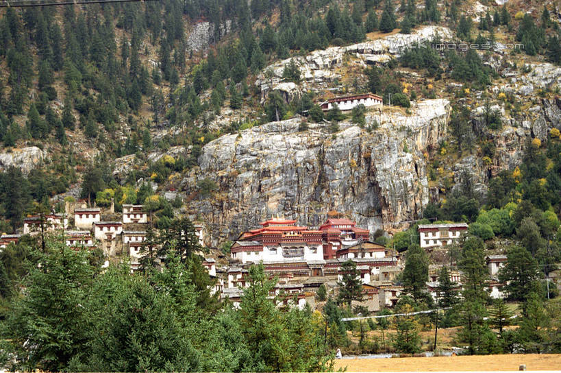 无人,家,横图,室外,白天,正面,旅游,度假,石头,美景,森林,山,山脉,树林,植物,香格里拉,中国,亚洲,石子,房屋,屋子,景观,山顶,山峰,山峦,娱乐,楼房,住宅,树,树木,绿色,自然,群山,享受,休闲,景色,放松,四川省,生长,成长,自然风光,东亚,四川,稻城,甘孜藏族自治州,中华人民共和国,西南地区,川,甘孜,甘孜州,颠峰,极峰,石块,彩图,房子,稻城县,shzwj1