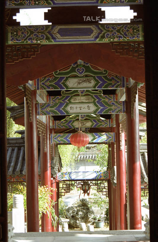 无人,竖图,室外,白天,正面,旅游,度假,名胜古迹,植物,标志建筑,地标,建筑,照明,昆明,中国,亚洲,吊挂,悬挂,遗迹,灯笼,瓦片,纸灯笼,屋顶,走道,走廊,过道,挂,顶棚,瓦,古迹,文物,娱乐,建设,古建筑,云南,树,树木,绿色,自然,灯具,享受,休闲,旅游胜地,放松,建造,生长,成长,照亮,照明设备,昆明市,古文明,东亚,屋瓦,云南省,中华人民共和国,省会,西南地区,滇,彩图,西山区,shzwj1