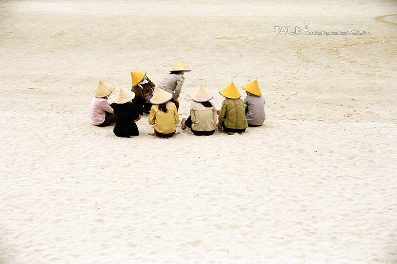 东方人,坐,横图,俯视,室外,白天,民族服装,旅游,度假,海浪,海洋,美景,沙滩,帽子,中国,亚洲,阴影,服装,光线,沙子,影子,海岸,景观,浪花,沙地,许多人,黄种人,娱乐,斗笠,衣服,阳光,自然,海水,一群人,享受,休闲,遮阳,景色,放松,服饰,广西,衣着,穿着,自然风光,海景,东亚,北海,广西壮族自治区,中华人民共和国,桂,华南地区,北海市,衣饰,笠帽,年轻女性,女人,女性,亚洲人,大海,风浪,海,海水的波动,海滩,近岸浪,涌浪,坐着,彩图,高角度拍摄,全身,传统服装,民俗服,编结帽,箬笠,蔽雨,shzwj1