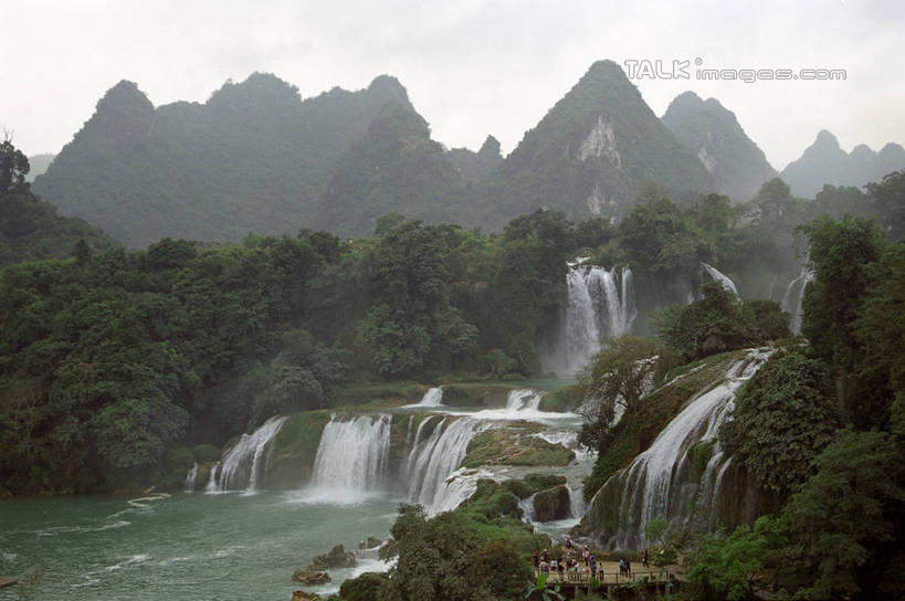 无人,横图,室外,白天,正面,旅游,度假,河流,石头,美景,瀑布,森林,山,山脉,树林,水,植物,中国,亚洲,阴影,飞溅,溅,光线,石子,液体,影子,河水,景观,山顶,山峰,水滴,水流,山峦,娱乐,水珠,树,树木,蓝色,绿色,蓝天,天空,阳光,自然,群山,天,享受,休闲,景色,放松,生长,晴朗,成长,广西,喷洒,自然风光,东亚,万里无云,德天瀑布,广西壮族自治区,德天跨国大瀑布,中华人民共和国,桂,华南地区,崇左,崇左市,颠峰,极峰,大新,大新县,硕龙镇,跌水,石块,晴空,晴空万里,彩图,shzwj1