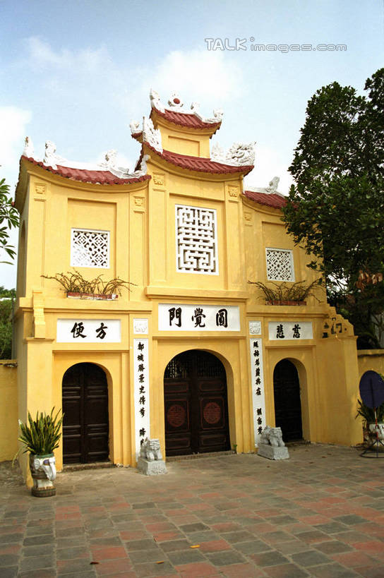 无人,竖图,室外,白天,仰视,旅游,度假,名胜古迹,植物,标志建筑,地标,建筑,越南,亚洲,阴影,遗迹,光线,标志,文字,影子,字符,云,云朵,首都,云彩,古迹,文物,娱乐,标识,建设,古建筑,树,树木,蓝色,绿色,白云,蓝天,天空,阳光,自然,天,享受,休闲,汉字,旅游胜地,放松,东南亚,生长,晴朗,成长,中文,古文明,河内,越南社会主义共和国,百花春城,国文,华文,晴空,彩图,低角度拍摄,shzwj1