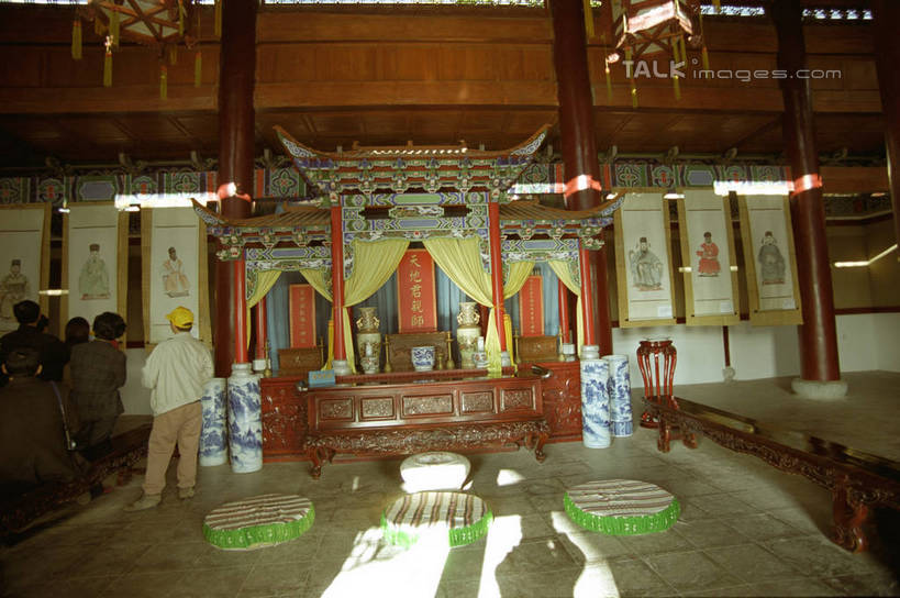 东方人,站,横图,室内,白天,正面,旅游,度假,名胜古迹,标志建筑,地标,建筑,照明,丽江,中国,亚洲,行人,游客,游人,吊挂,悬挂,服装,遗迹,灯笼,纸灯笼,许多人,挂,注视,休闲装,黄种人,古迹,文物,娱乐,建设,古建筑,云南,路人,旅客,蒲团,衣服,灯具,观察,看,站着,一群人,享受,休闲,休闲服,旅游胜地,放松,服饰,观看,照亮,察看,照明设备,关注,古文明,东亚,云南省,丽江古城,中华人民共和国,西南地区,滇,丽江市,过客,蒲墩,圆座,男人,男性,年轻男性,年轻女性,女人,女性,亚洲人,站立,半身,彩图,大研古城,丽江古镇,shzwj1