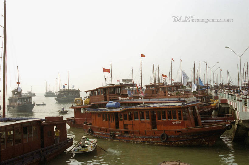 无人,横图,室外,白天,正面,旅游,度假,河流,美景,水,轮船,船,旗帜,越南,亚洲,阴影,波纹,光线,影子,河水,景观,水流,涟漪,娱乐,旗子,倒影,水纹,阳光,自然,交通工具,波浪,享受,休闲,景色,放松,东南亚,倒映,自然风光,载具,下龙湾,越南社会主义共和国,水晕,旌旗,旗号,自然遗产,广宁省,反照,彩图,shzwj1