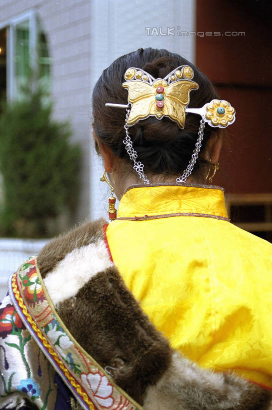 东方人,一个人,家,站,竖图,室外,白天,民族服装,植物,亚洲,仅一个年轻女性,仅一个女性,仅一个人,服装,装饰,盆栽,头饰,房屋,屋子,盆景,黄种人,发簪,楼房,住宅,背面,衣服,绿色,自然,发饰,饰品,站着,服饰,生长,成长,华丽,修饰,点缀,衣着,穿着,配饰,衬托,美观,雅致,雅观,簪子,衣饰,年轻女性,女人,女性,亚洲人,站立,半身,彩图,传统服装,民俗服,房子,shzwj1