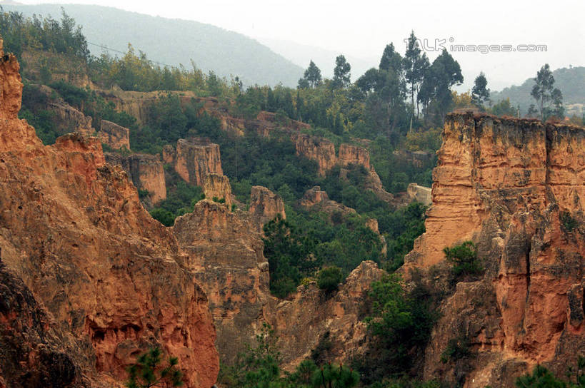 无人,横图,室外,白天,正面,旅游,度假,石头,美景,山,山脉,植物,昆明,中国,阴影,光线,石子,影子,景观,山顶,山峰,山峦,娱乐,云南,树,树木,蓝色,绿色,蓝天,天空,阳光,自然,群山,天,享受,休闲,景色,放松,生长,晴朗,成长,自然风光,昆明市,云南省,万里无云,中华人民共和国,省会,西南地区,滇,颠峰,极峰,石块,晴空,晴空万里,彩图,宜良县,shzwj1