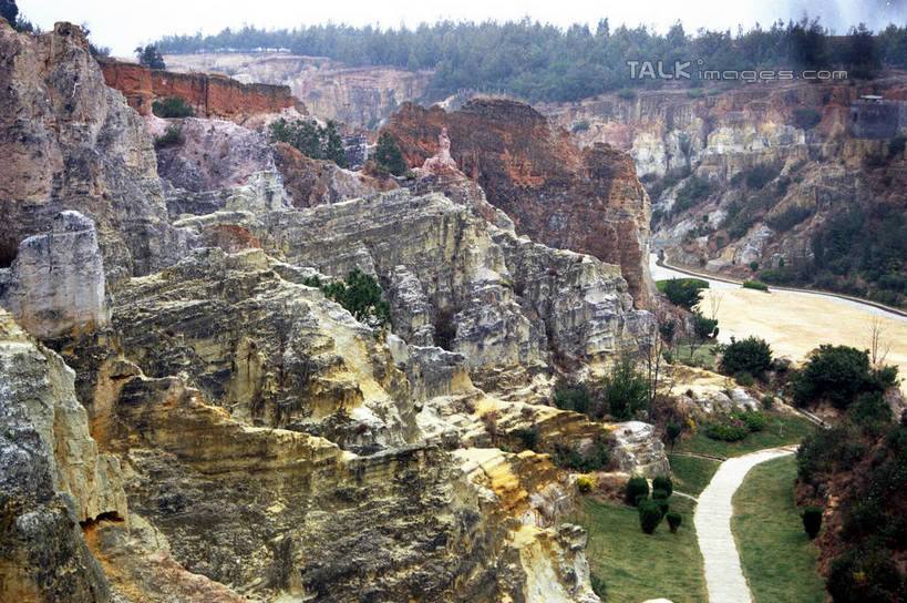 无人,横图,俯视,室外,白天,旅游,度假,石头,美景,山,山脉,植物,道路,路,昆明,中国,阴影,光线,石子,影子,景观,山顶,山峰,小路,交通,山峦,娱乐,云南,树,树木,蓝色,绿色,蓝天,天空,阳光,自然,群山,天,享受,休闲,景色,放松,乡间小路,生长,晴朗,成长,自然风光,昆明市,云南省,万里无云,中华人民共和国,省会,西南地区,滇,颠峰,极峰,石块,晴空,晴空万里,彩图,高角度拍摄,宜良县,shzwj1