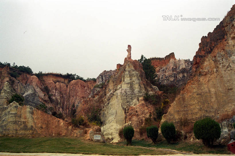 无人,横图,室外,白天,正面,旅游,度假,石头,美景,山,山脉,植物,昆明,中国,阴影,光线,石子,影子,景观,山顶,山峰,山峦,娱乐,云南,树,树木,蓝色,绿色,蓝天,天空,阳光,自然,群山,天,享受,休闲,景色,放松,生长,晴朗,成长,自然风光,昆明市,云南省,万里无云,中华人民共和国,省会,西南地区,滇,颠峰,极峰,石块,晴空,晴空万里,彩图,宜良县,shzwj1