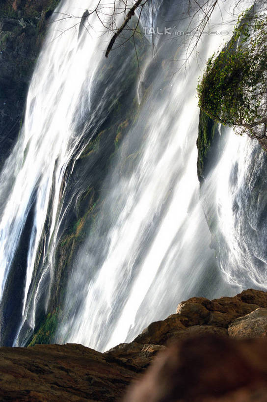 无人,竖图,室外,白天,正面,旅游,度假,石头,美景,瀑布,山,山脉,水,黄果树瀑布,中国,亚洲,阴影,飞溅,溅,光线,石子,液体,影子,景观,山峰,水滴,山峦,娱乐,水珠,阳光,自然,群山,享受,休闲,景色,放松,喷洒,自然风光,东亚,贵州,贵州省,安顺,中华人民共和国,安顺市,黔,西南地区,黄果树大瀑布,跌水,石块,彩图,镇宁布依族苗族自治县,镇宁县,shzwj1