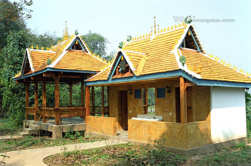 无人,家,横图,室外,白天,正面,旅游,度假,草地,草坪,植物,标志建筑,地标,建筑,西双版纳,中国,亚洲,阴影,光线,瓦片,影子,房屋,屋顶,屋子,顶棚,瓦,娱乐,建设,楼房,云南,住宅,草,树,树木,蓝色,绿色,蓝天,天空,阳光,自然,天,享受,休闲,旅游胜地,放松,建造,生长,晴朗,成长,东亚,屋瓦,傣族园,西双版纳州,云南省,万里无云,中华人民共和国,西南地区,滇,西双版纳傣族自治州,晴空,晴空万里,彩图,房子,西双版纳傣族园,橄榄坝,shzwj1