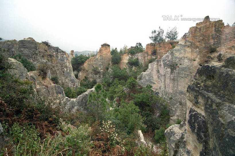 无人,横图,室外,白天,正面,旅游,度假,石头,美景,森林,山,山脉,树林,植物,昆明,中国,阴影,光线,石子,影子,景观,山顶,山峰,山峦,娱乐,云南,树,树木,蓝色,绿色,蓝天,天空,阳光,自然,群山,天,享受,休闲,景色,放松,生长,晴朗,成长,自然风光,昆明市,云南省,万里无云,中华人民共和国,省会,西南地区,滇,颠峰,极峰,石块,晴空,晴空万里,彩图,宜良县,shzwj1