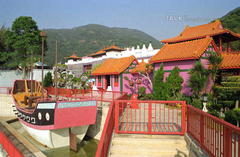 无人,栏杆,横图,室外,白天,正面,度假,美景,山,山脉,植物,城市风光,城市,建筑,香港,中国,亚洲,阴影,盛开,光线,瓦片,影子,屋顶,景观,山顶,山峰,围栏,山峦,花蕾,顶棚,瓦,娱乐,护栏,花,花瓣,花朵,鲜花,树,树木,蓝色,绿色,蓝天,天空,阳光,自然,群山,天,花苞,花蕊,享受,休闲,景色,放松,建造,生长,晴朗,成长,港,东亚,屋瓦,万里无云,香港岛,香港特别行政区,港澳台,中华人民共和国,颠峰,极峰,港岛,晴空,晴空万里,彩图,黄竹坑,香港海洋公园,shzwj1