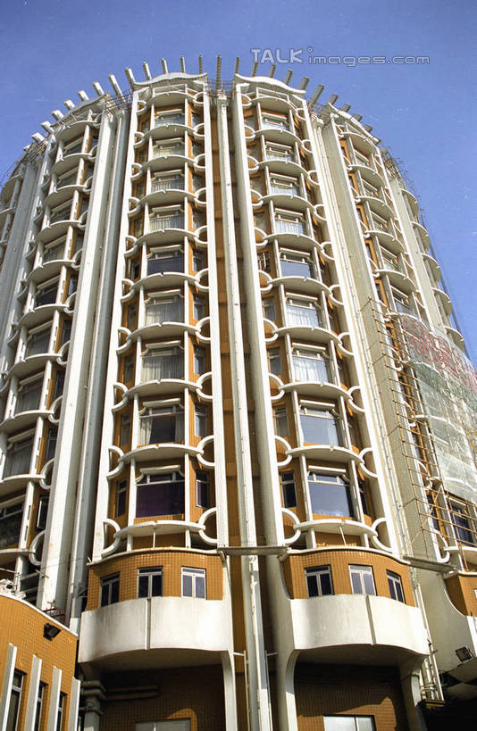 无人,高楼大厦,竖图,室外,白天,仰视,度假,美景,窗户,城市风光,标志建筑,城市,大厦,地标,建筑,摩天大楼,澳门,中国,亚洲,一排,许多,阴影,整齐,并列,并排,光线,影子,墙,景观,很多,娱乐,建设,玻璃窗,墙壁,墙面,排列,蓝色,蓝天,天空,阳光,天,享受,休闲,景色,放松,晴朗,队列,平行,东亚,万里无云,港澳台,中华人民共和国,澳门特别行政区,澳,澳门半岛,晴空,晴空万里,彩图,低角度拍摄,大楼,高层建筑,高楼,摩天楼,葡京娱乐场,苏亚利斯博士大马路,shzwj1